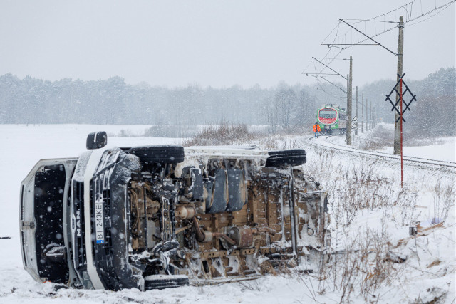 Bus firmy kurierskiej zderzył się z pociągiem na przejeździe kolejowym. Nikt nie ucierpiał 