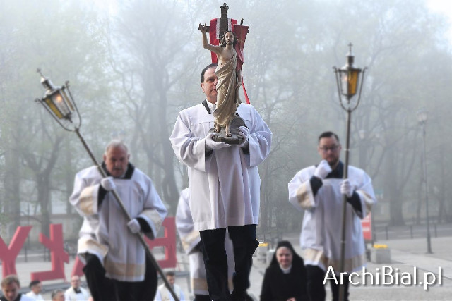 Wielka Niedziela w Archikatedrze Białostockiej oraz śniadanie wielkanocne z potrzebującymi w Białymstoku