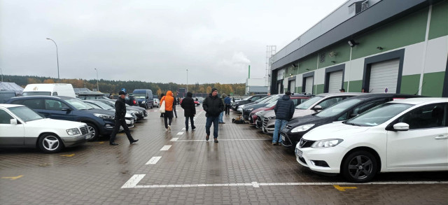 Giełda samochodowa przy Andersa. Takie auta można było oglądać i kupić w tę niedzielę (26.10)