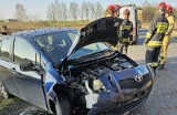 Koło Zalesia w gminie Chełmża auto uderzyło w drzewo. Kierująca trafiła do szpitala - zdjęcia
