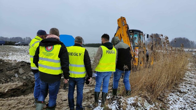W powiecie lipnowskim ujawniono zakopane odpady z demontażu pojazdów