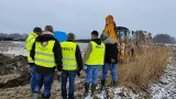 W gminie Lipno ujawniono zakopane odpady z demontażu pojazdów 