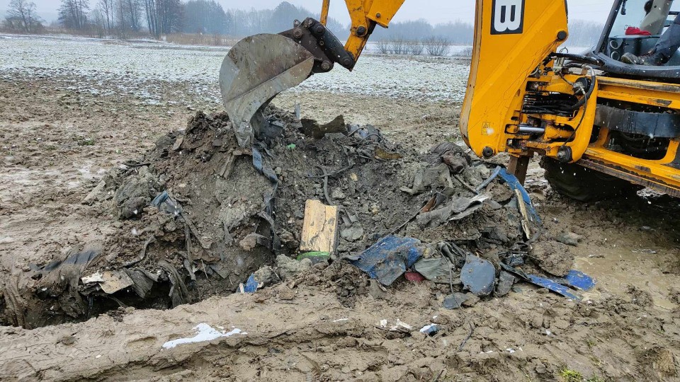 W powiecie lipnowskim ujawniono zakopane odpady z demontażu...