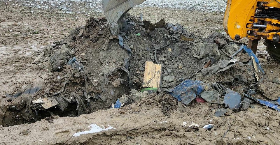 W powiecie lipnowskim ujawniono zakopane odpady z demontażu...