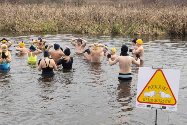 Morsowanie na plaży w Wasilkowie. Czy zimno, czy ciepło oni wchodzą do wody z radością