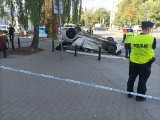 Straszny wypadek w Warszawie. Samochód dachował i wpadł w grupę ludzi - WIDEO, ZDJĘCIA