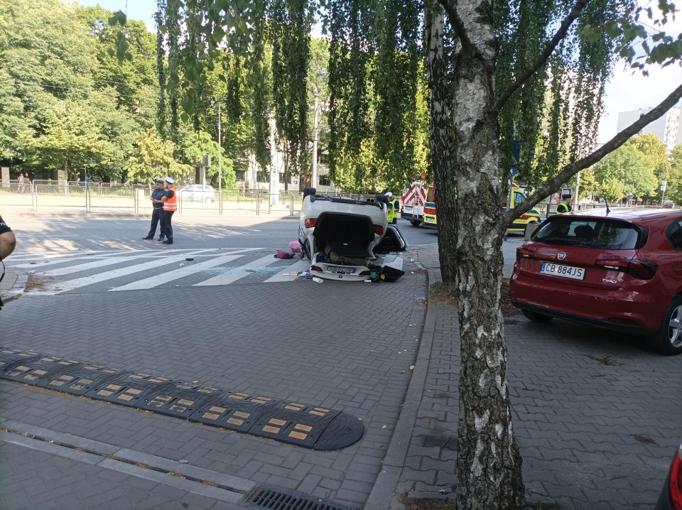 Straszny wypadek w Warszawie. Samochód dachował i wpadł w grupę ludzi - WIDEO, ZDJĘCIA