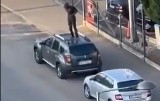 Szokujące nagranie. Afrykańczyk... skakał po samochodzie - WIDEO