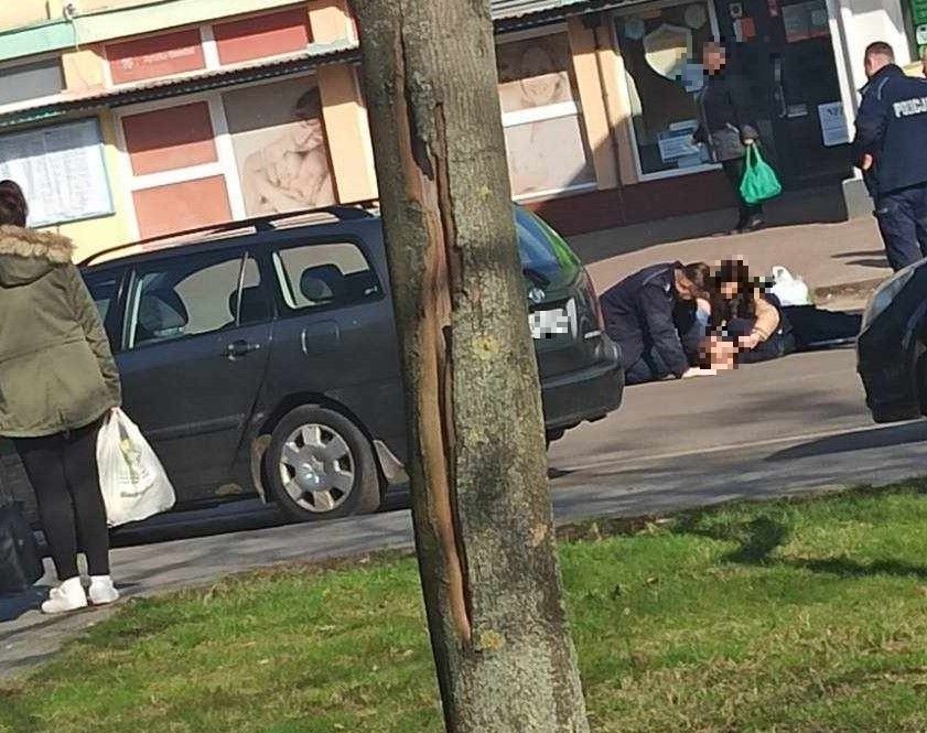 Kobieta upadła na ul. Żytniej we Włocławku. Z pomocą ruszyli nie tylko dzielnicowi - zdjęcia