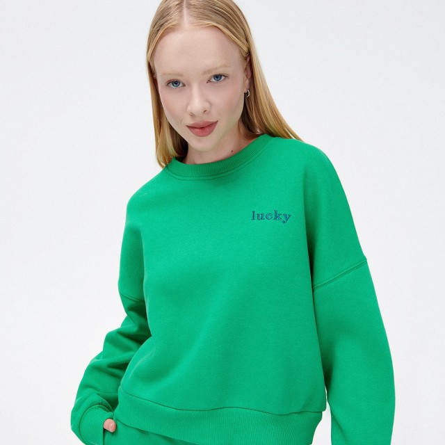 Cropp - Zielona bluza dresowa z haftem - Zielony