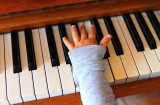 O krok od tragedii w powiecie ostrowskim! Pianino spadło na 6-latkę. Dziewczynka trafiła do szpitala