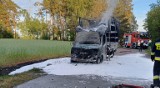 Samochód ciężarowy stanął w płomieniach w Liścu Małym. Została po nim tylko zwęglona konstrukcja. Jak uchronić auto przed samozapłonem?