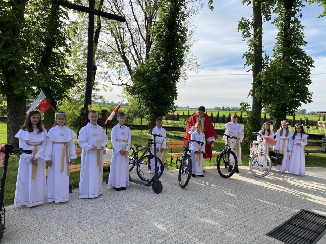 Święcenie prezentów komunijnych dzieci z parafii św. Krzyża w Łowiczku