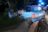 Policyjny pościg we Włocławku. 19-latek uderzył w radiowóz i drzewo. Zdjęcia