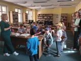 Do Biblioteki w Bydgoszczy zawitali mali odkrywcy starych ksiąg. Zdjęcia