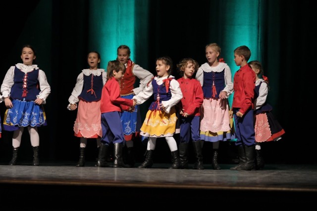 Występ zespołu Pieśni i Tańca "Młody Toruń" w ramach projektu EtnoPolska 2021 na scenie w MDK w Toruniu