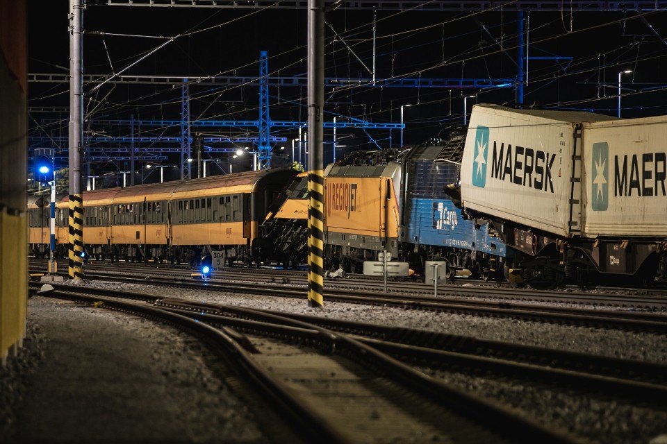 Katastrofa kolejowa w Czechach. Dwa pociągi zderzyły się czołowo w Pardubicach. Jest wiele ofiar - WIDEO