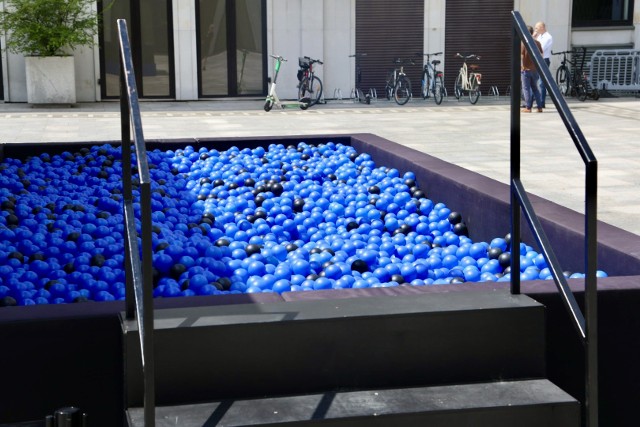 Gigantyczny basen z tysiącami piłeczek w Warszawie