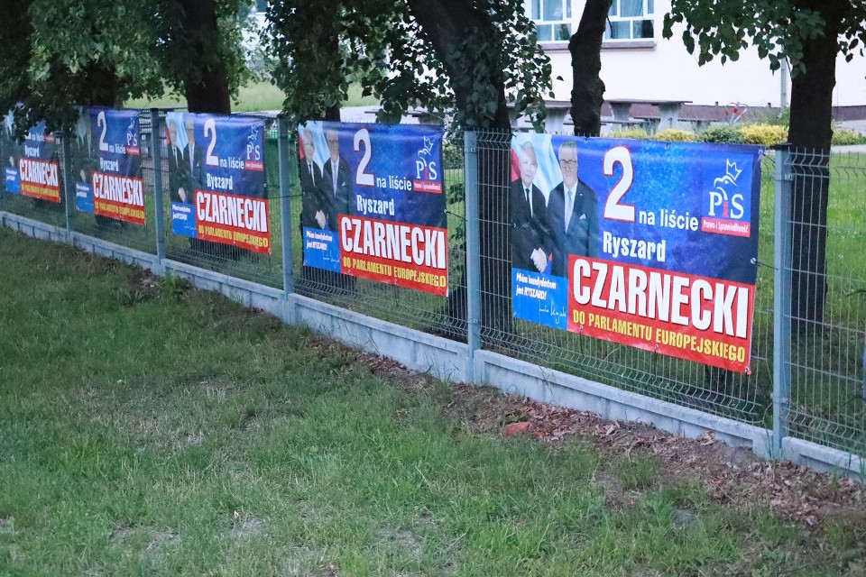 Banery powieszono na płocie gminnym w Kuklinowie