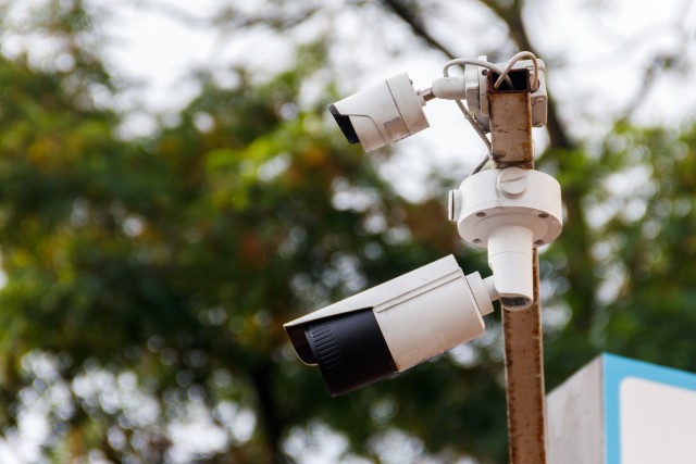 System kamer jest skuteczny w wykrywaniu potencjalnych zagrożeń oraz identyfikacji sprawców.