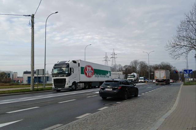 Drogowa rewolucja na Dojlidach. Trwa malowanie pasów, później ustawianie znaków i... pożegnanie z tranzytem