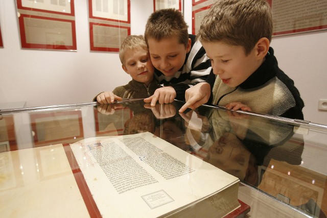 Oryginalna Biblia Gutenberga rzadko pojawia się na wystawach. Na zdjęciu faksymile eksponowane we Wrocławiu