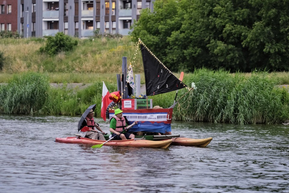 Na Warcie w Poznaniu pojawiły się barwne łodzie.
