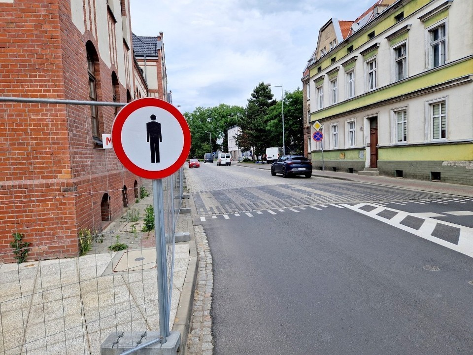 Zniknął drogowy absurd na Dąbrowskiego w Lesznie. Płot...