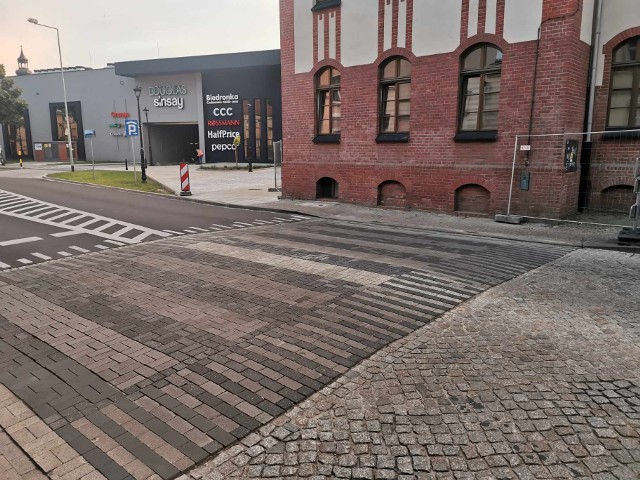 Zniknął drogowy absurd na Dąbrowskiego w Lesznie. Płot przesunięto