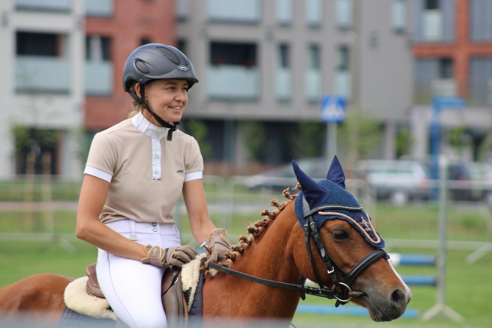 Konie rywalizują w Koninie, czyli jeździeckie zawody Konin CUP 2024. Na błoniach trwają jeździeckie zmagania