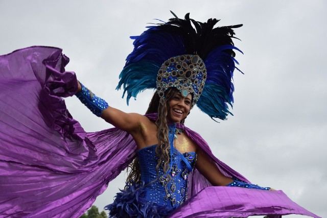 Tancerki z Kuby na sępoleńskim rozpoczęciu lata 2024. Karaibskie rytmy, kolorowe stroje - zobacz zdjęcia