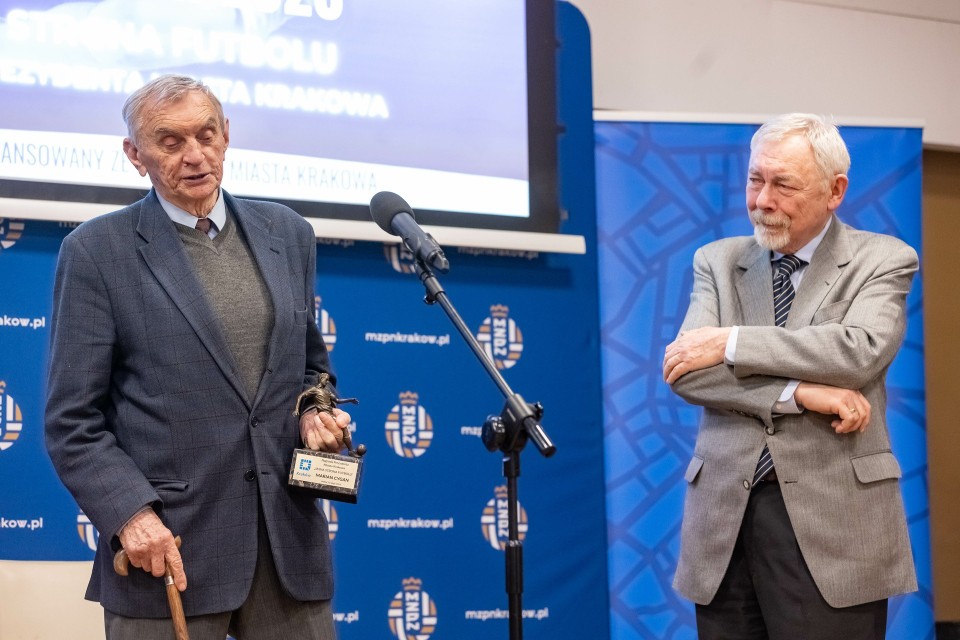 Marian Cygan odbiera nagrodę "Jasna Strona Futbolu" z rąk...