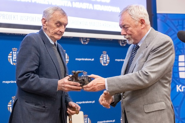 Marian Cygan odbiera nagrodę "Jasna Strona Futbolu" z rąk prezydenta Krakowa prof. Jacka Majchrowskiego podczas gali MZPN
