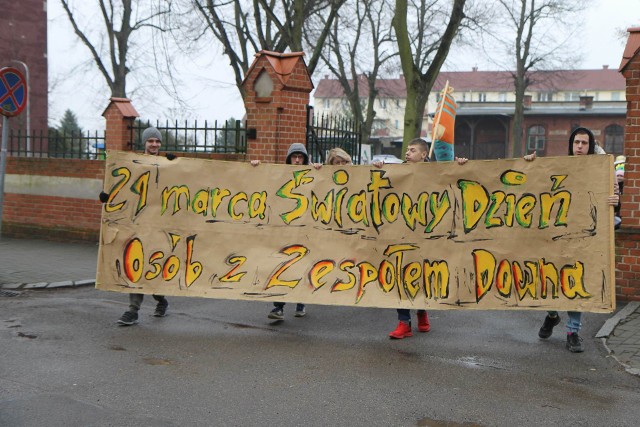 Z okazji Światowego Dnia Osób z Chorobą Downa w Chełmnie przemarsz ulicami centrum miasta zorganizował Specjalny Ośrodek Szkolno-Wychowawczy