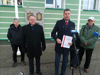 Posłowie PiS chcą, by na fasadę białostockiej RDLP wróciły tablice memoratywne