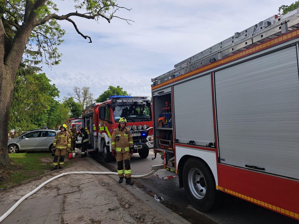 Strażacy gaszą pożar domu w Bajerzu w gminie Kijewo...