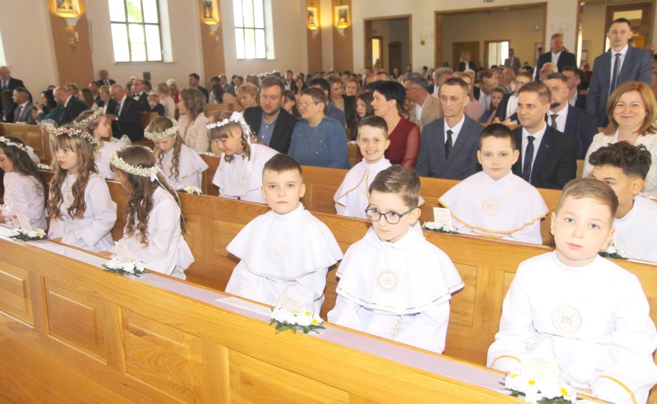 Uczniowie Szkoły Katolickiej przyjęli uroczyście I Komunię...