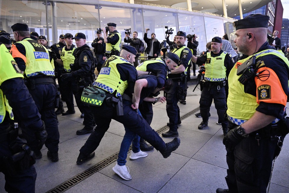 Aresztowania przed Malmö Arena, gdzie odbywa się konkurs...
