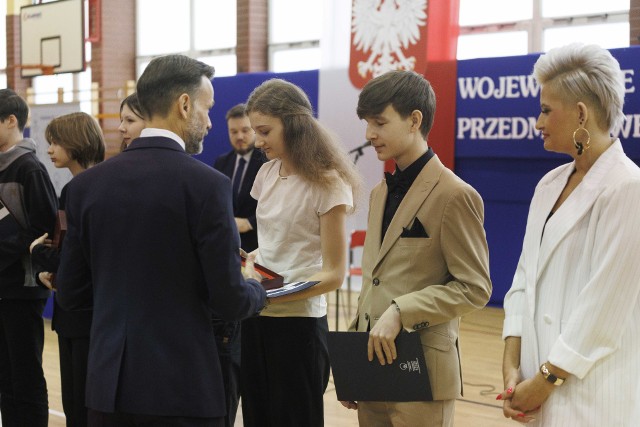 Michał Zajkowski jest laureatem konkursów przedmiotowych z języka polskiego i języka angielskiego