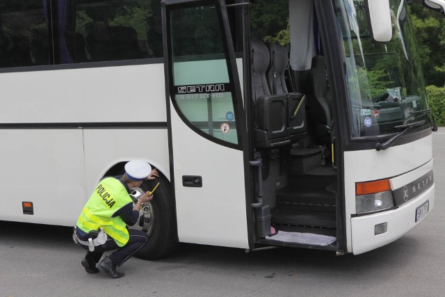 Przed wyjazdem dzieci na letni wypoczynek warto sprawdzić autobus, którym będą podróżować. Policjanci przygotowali cztery miejsca dla takich kontroli
