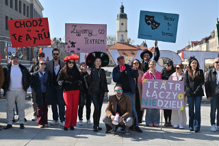 Aktorzy wyszli na ulice Białegostoku z okazji Międzynarodowego Dnia Teatru