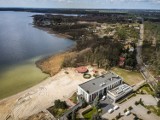 Ile kosztują noclegi nad jeziorem w Boszkowie latem 2024?  Ceny od kilkudziesięciu złotych za namiot po nawet 900 za apartament