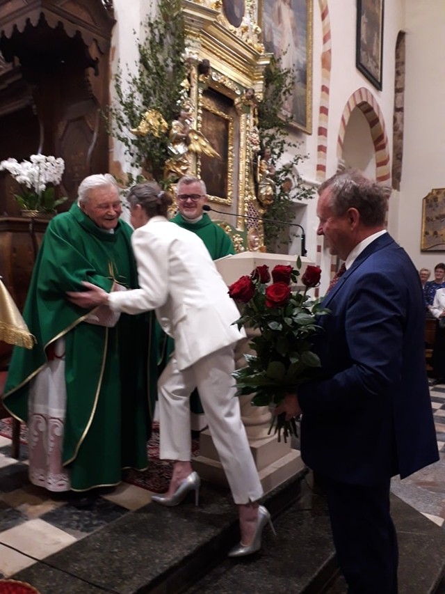 Ks. Andrzej Trzemżalski podczas uroczystej Mszy św. przyjął wiele życzeń.