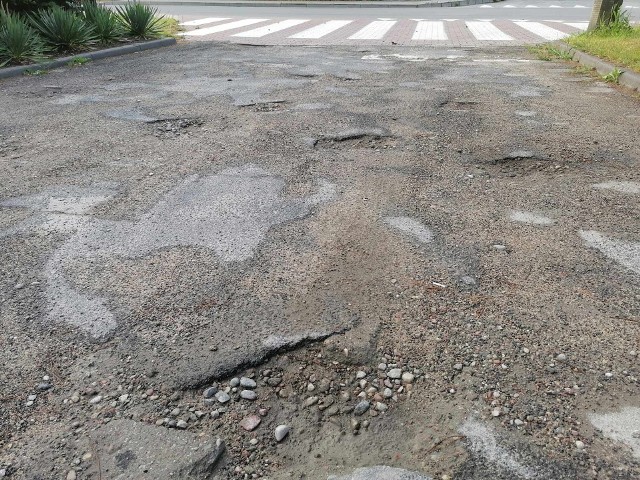 - Stan naszej ulicy jest fatalny! - skarżą się mieszkańcy Orlej w Chełmnie. Oczekują remontu. Zdjęcia