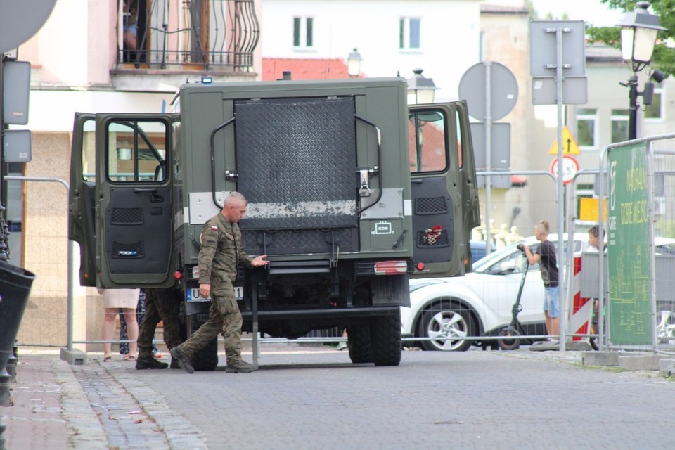 Patrol saperski na Placu Wolności w Koninie. „Wykopano przedmiot przypominający pocisk”
