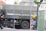 Patrol saperski na Placu Wolności w Koninie. „Wykopano przedmiot przypominający pocisk”