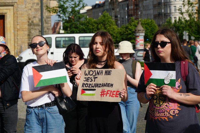 "W jedności siła" - studencka demonstracja solidarności z narodem palestyńskim na Placu Mickiewicza w Poznaniu - 20.06.2024