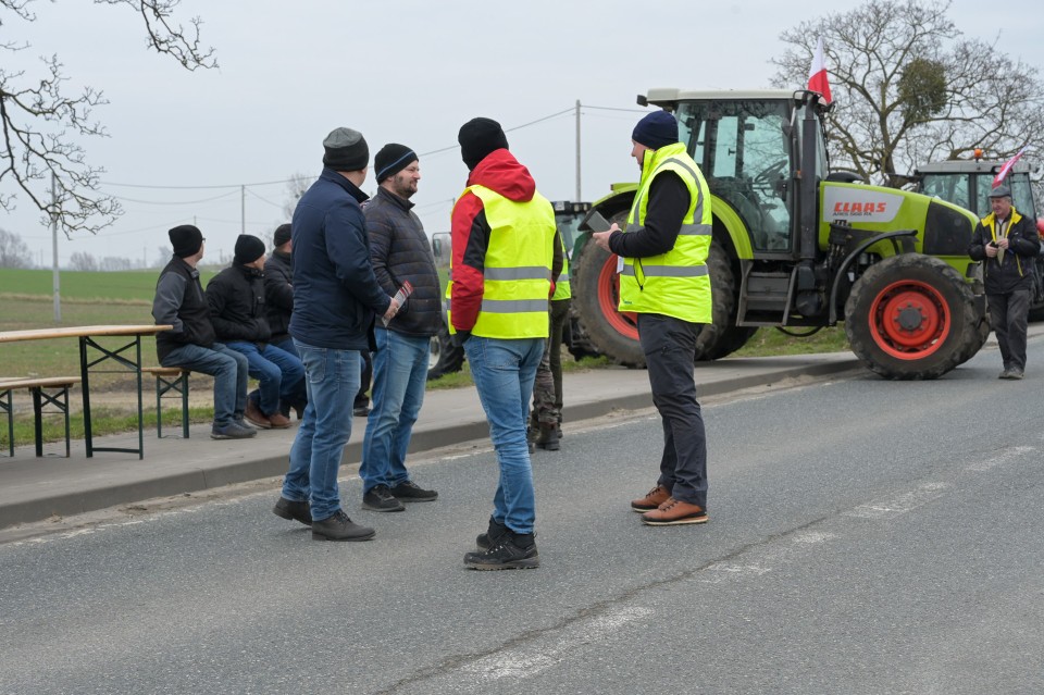 Rolnicy zablokowali skrzyżowania w Radzyniu Chełmińskim i...
