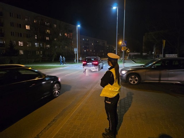 Akcja "Bezpieczny pieszy" na drogach powiatu bydgoskiego. Najczęstsze przewinienie pieszych: przechodzenie na czerwonym świetle