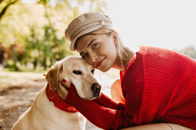 Badania pokazują, że towarzystwo psów zwiększa stężenie oksytocyny, obniża poziom kortyzolu i zmniejsza ryzyko chorób sercowo-naczyniowych. 